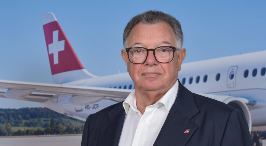 Reto Francioni vor einem Flugzeug der Swiss