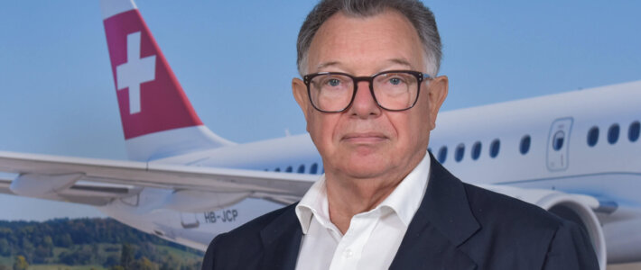 Reto Francioni vor einem Flugzeug der Swiss