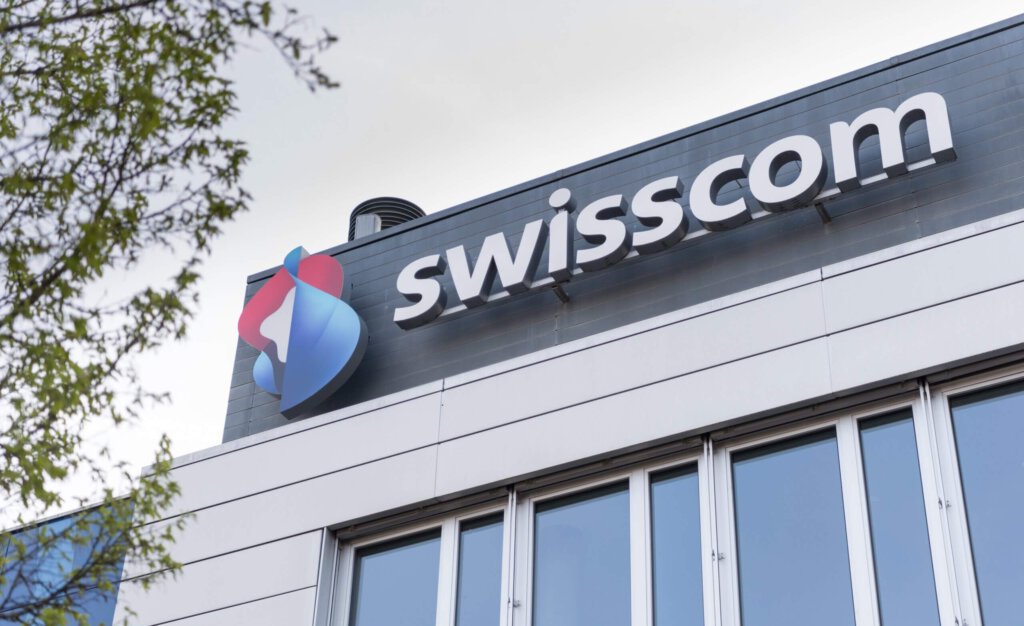 Swisscom-Logo auf einem Gebäude