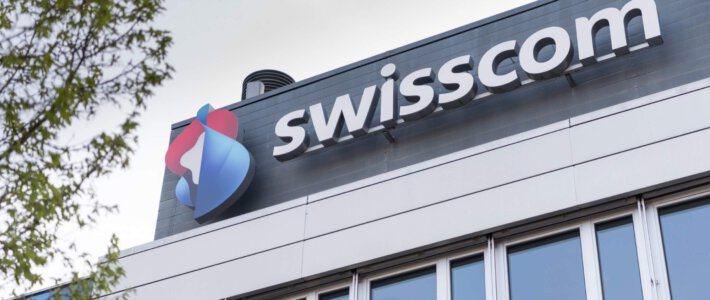 Swisscom-Logo auf einem Gebäude