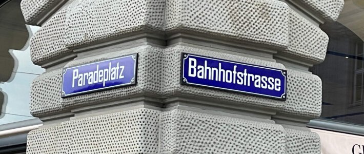 Schilder Paradeplatz und Bahnhofstrasse an einem Haus in Zürich