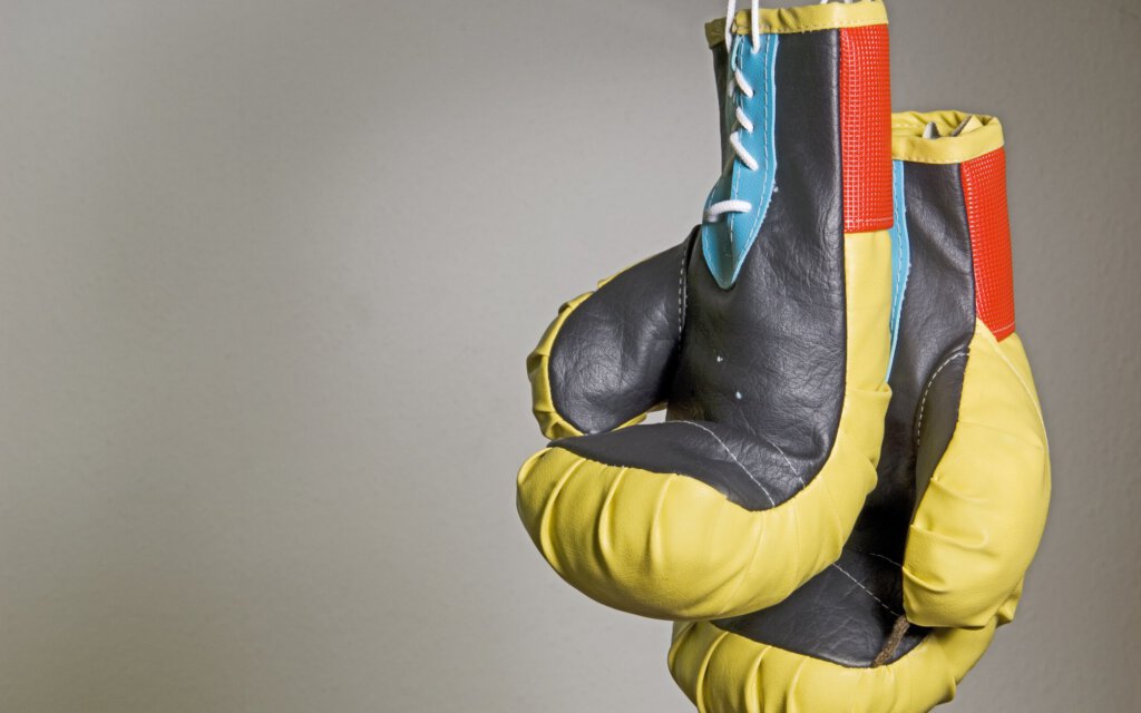 Ein Paar Boxhandschuhe vor grauem Hintergrund
