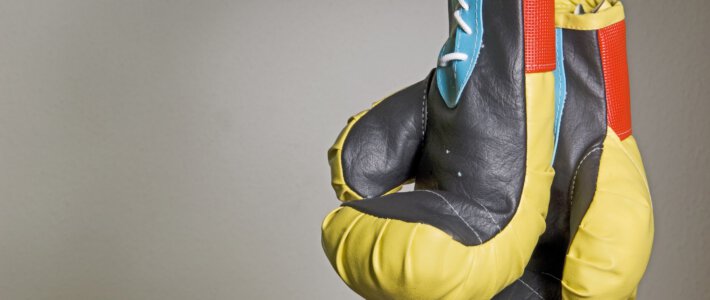 Ein Paar Boxhandschuhe vor grauem Hintergrund