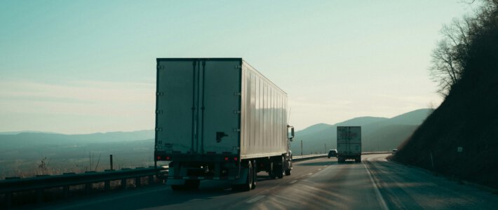 Ein Drittel aller Schwertransporte fährt leer Lastwagen auf einem Highway