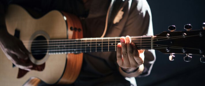 Warnsignal für die Schweizer Kultur Ein Gitarrenspieler