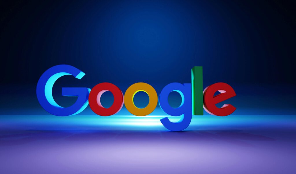 Logo von Google vor blauem und violettem Hintergrund