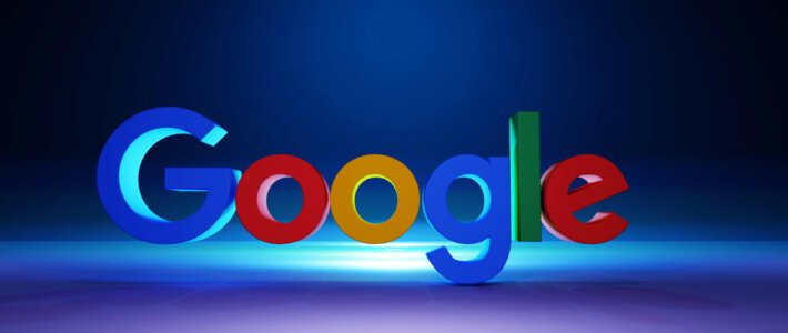 Logo von Google vor blauem und violettem Hintergrund