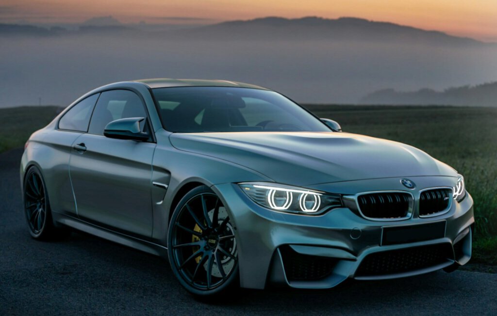 Ein BMW in einer Landschaft
