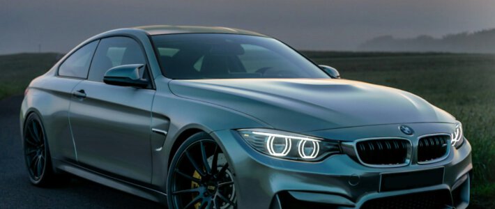 Ein BMW in einer Landschaft
