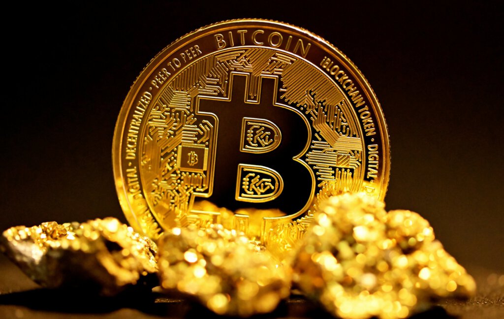 Ein Bitcoin und Gold davor