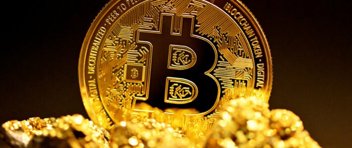 Ein Bitcoin und Gold davor