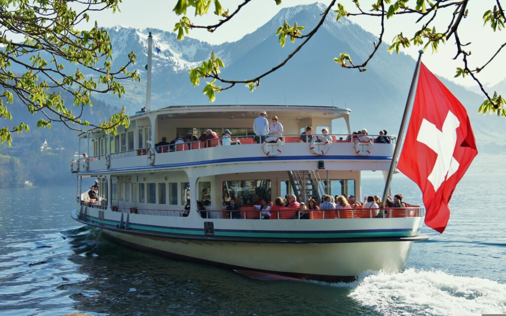 Ein Ausflugsboot in der Zentralschweiz mit Schweizerflagge
