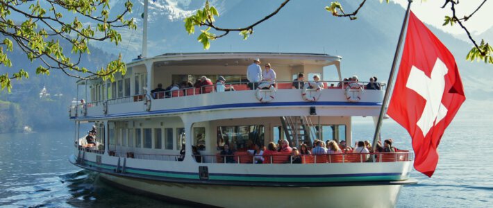 Schweizer Wirtschaft wächst robust Ein Ausflugsboot in der Zentralschweiz mit Schweizerflagge