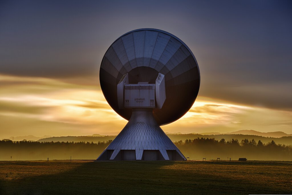 Antenne für Internet und Telekommunikation in freier Landschaft