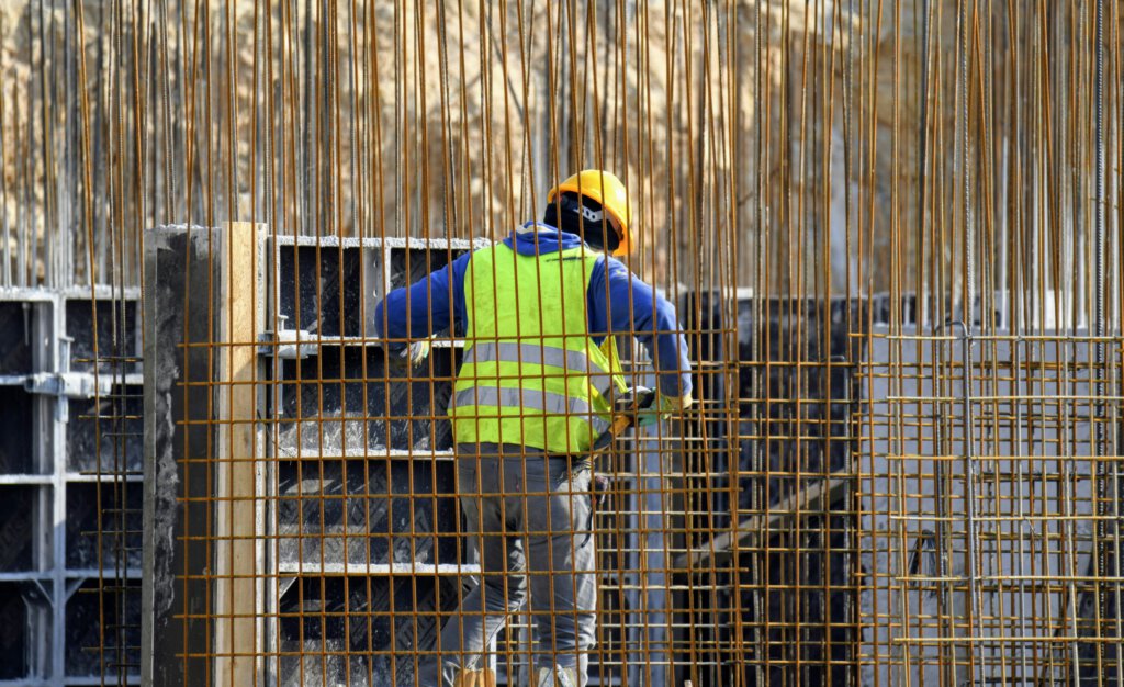 Ein Bauarbeiter auf einer Baustelle