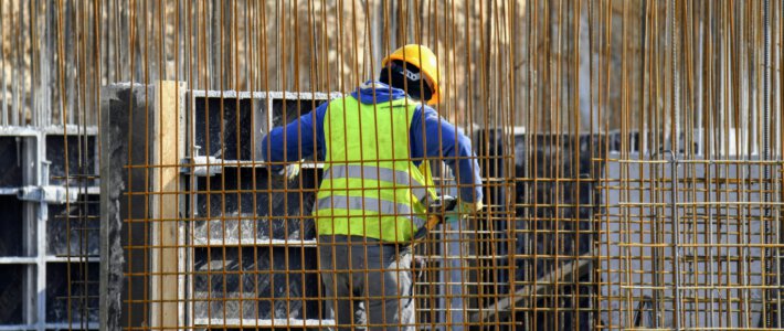 Ein Bauarbeiter auf einer Baustelle