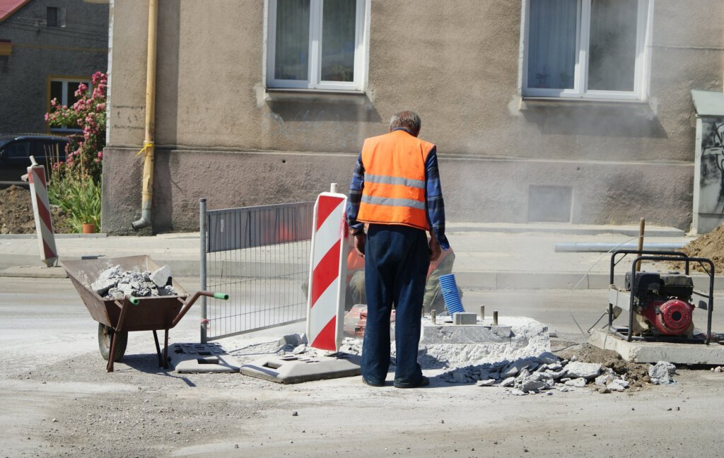 Ein Bauarbeiter an einer Strassenbaustelle