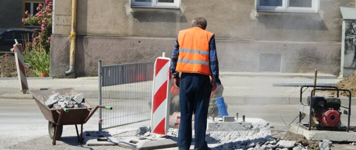 Ewiges Kurzarbeitergeld wird zum Dauerprovisorium Ein Bauarbeiter an einer Strassenbaustelle
