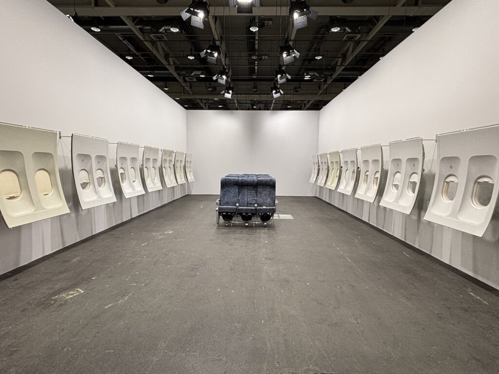 Flugzeugsitze und Fenster an der Art Basel Unlimited