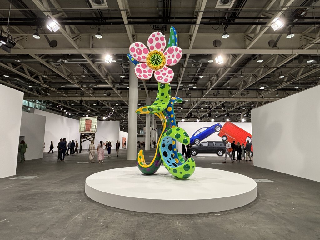 Kusama-Skulptur an der Art Basel Unlimited