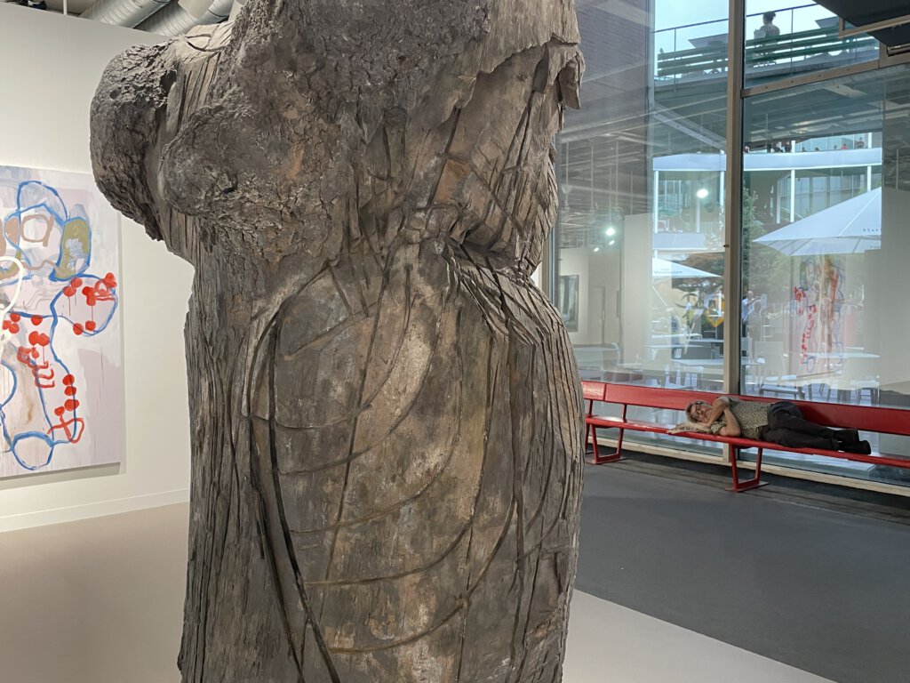Ein Besucher der Art Basel schläft auf einer Bank