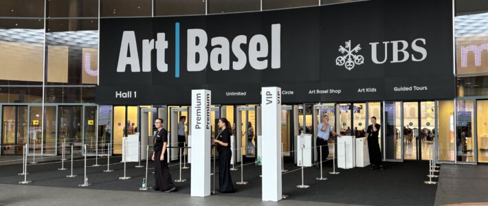 Art Basel vollbringt selbst ein Kunststück Art Basel Eingang ohne grossen Andrang