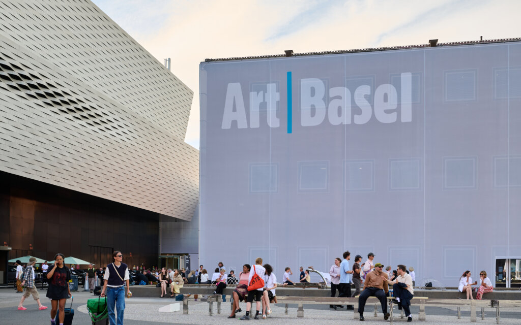 Eingang und Logo an der Art Basel in Basel