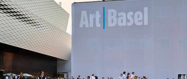 Schwierigere Schatzsuche an der Art Basel Eingang und Logo an der Art Basel in Basel