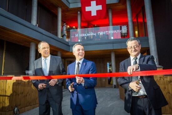 Cassis und Rossier bei der Wiedereröffnung der Schweizer Botschaft in Moskau