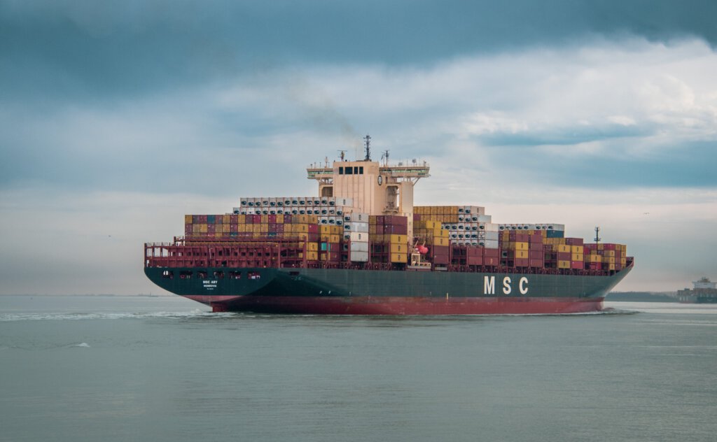 Ein Containerschiff von MSC auf hoher See