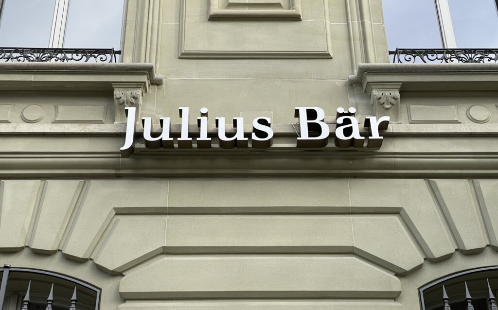 Logo des Zürcher Bankhauses Julius Bär an einer Filiale
