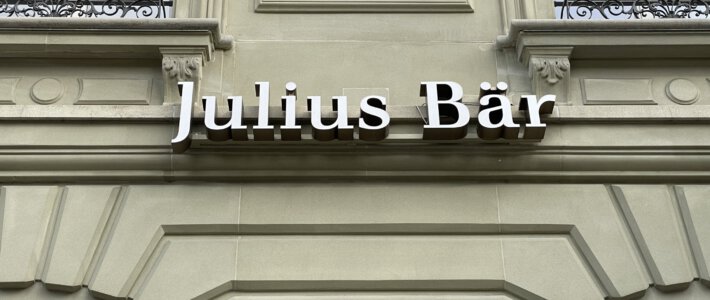 Logo des Zürcher Bankhauses Julius Bär an einer Filiale