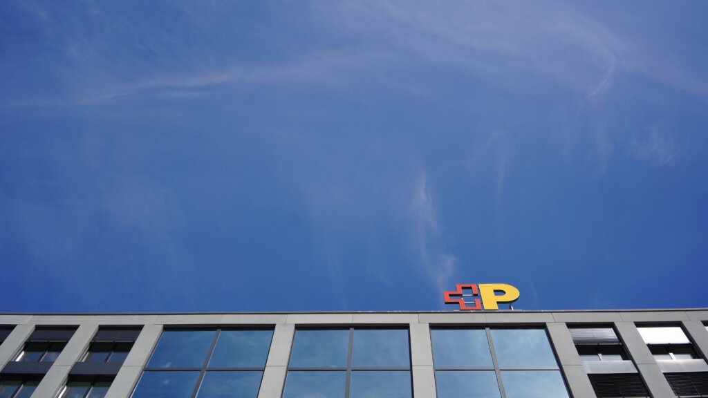 Logo der Post auf einem Gebäude