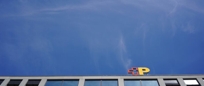 Logo der Post auf einem Gebäude