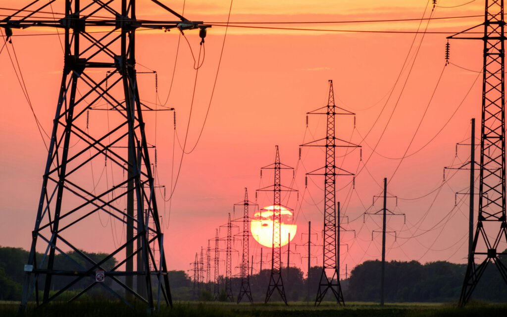 Strommasten in der Abendsonne