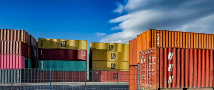 Schweizer Exporte in die USA steigen markant Transportcontainer an einem Hafen
