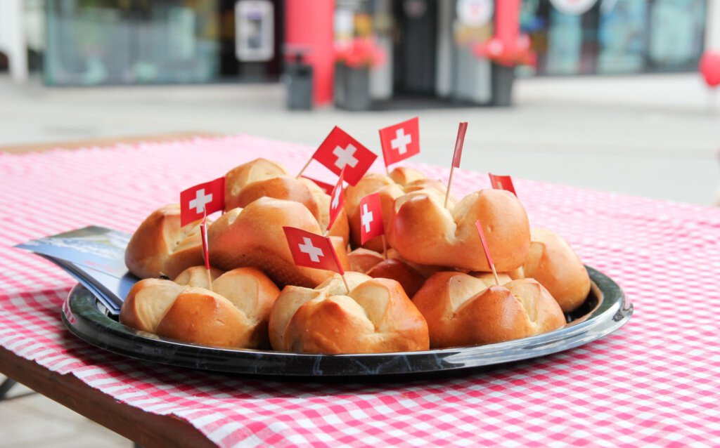 1. August Weggli mit Schweizerflaggen