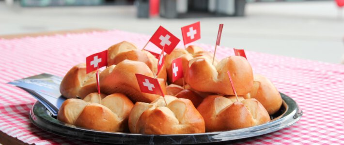1. August Weggli mit Schweizerflaggen