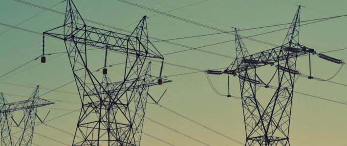 Erzeugerpreise rufen Energieproblem ins Gedächtnis Strommasten mit Starkstromkabeln