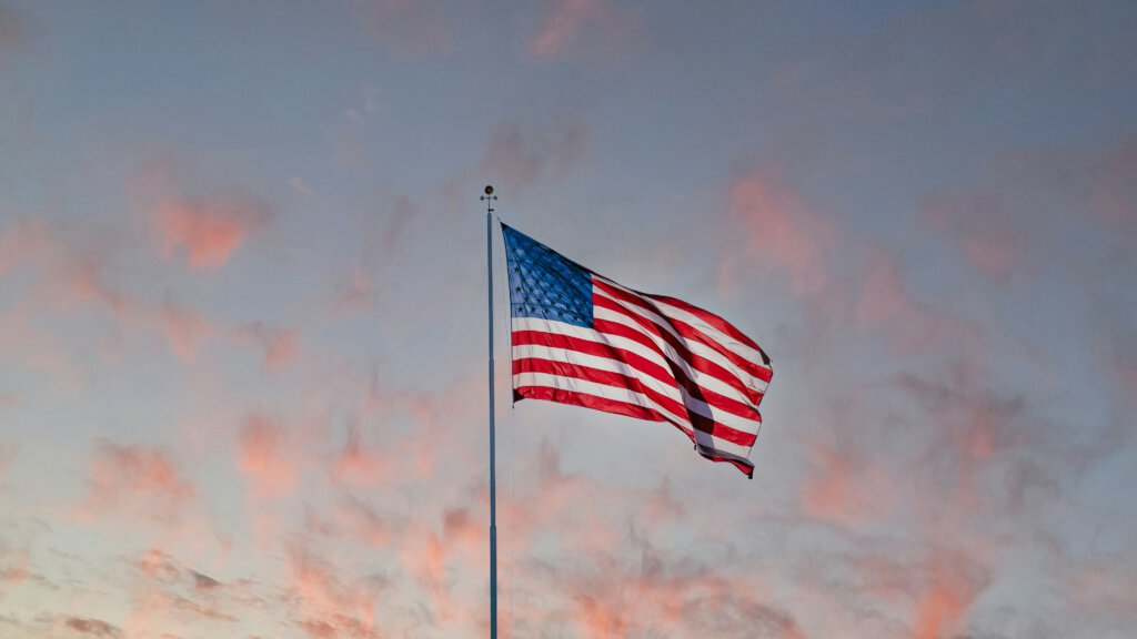 Eine US-Flagge im Wind im Abendrot