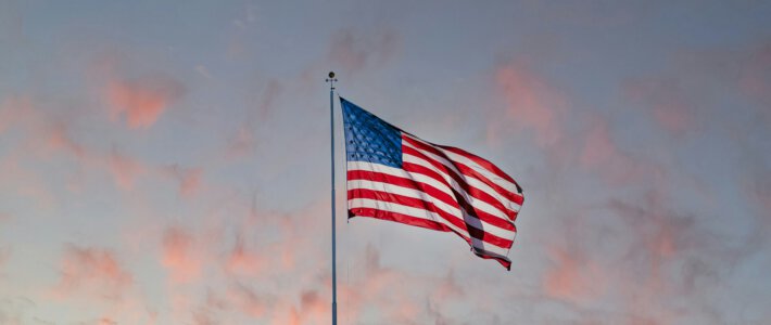 Eine US-Flagge im Wind im Abendrot