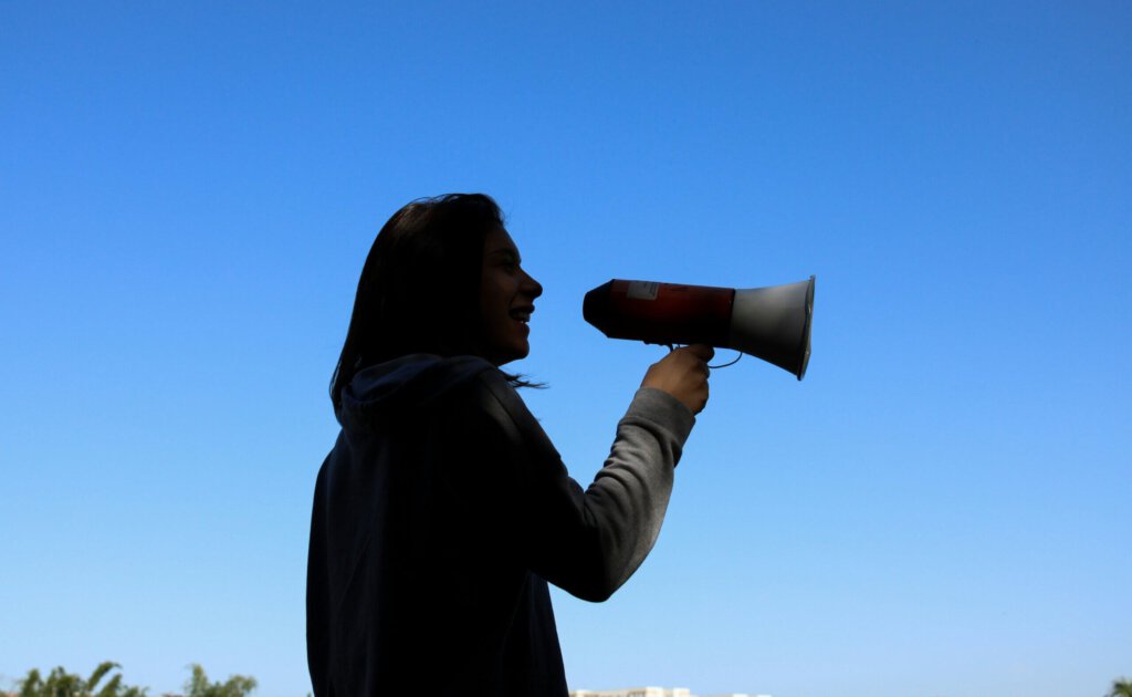 Eine Frau mit einem Megaphone