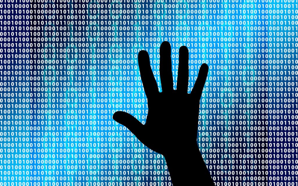 eine schwarze Hand vor Software-Code