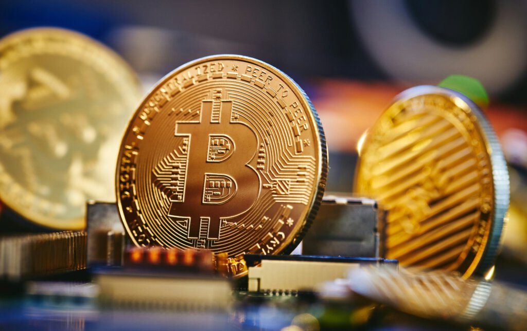 Ein Bitcoin auf einer Speicherplatte