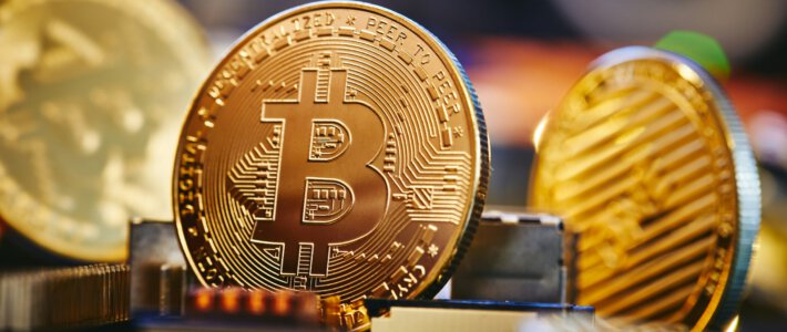 Schweizer Krypto-Firmen beugen sich Regeln der EU Ein Bitcoin auf einer Speicherplatte