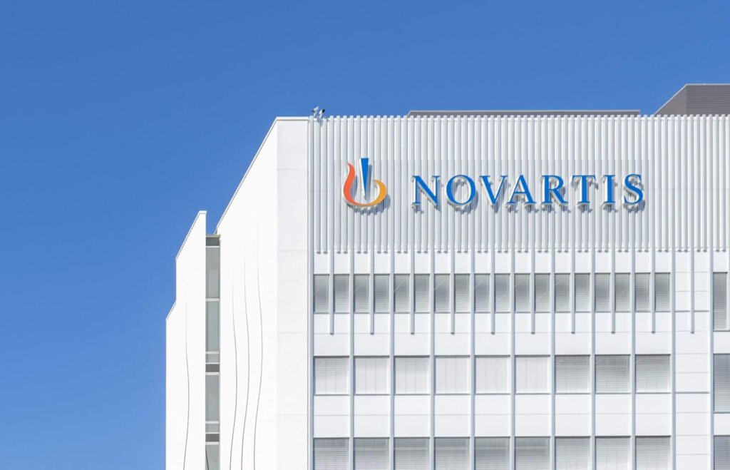 Logo von Novartis an einem Gebäude auf dem Campus in Basel