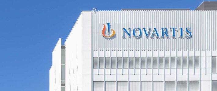 Erneuter Zoff über sinkende Boni bei Novartis Logo von Novartis an einem Gebäude auf dem Campus in Basel