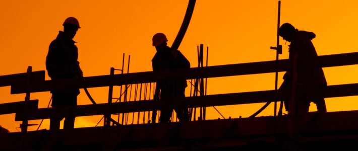 Sinnlose Kontrollen der Schweizer Schwarzarbeit Schematische Sicht auf Arbeiter an einer Baustelle