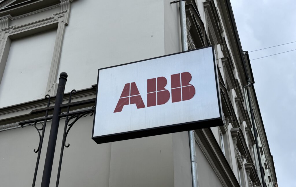 Logo des ABB-Konzerns an einem Gebäude