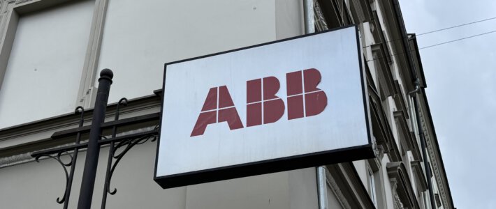 Logo des ABB-Konzerns an einem Gebäude